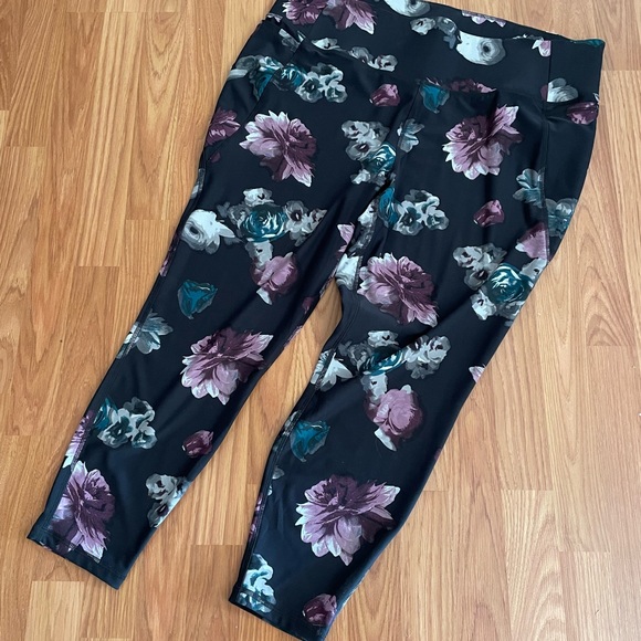 Lane Bryant Pants - Lane Bryant LIVI  Capri Leggings  Plus SZ 20/22